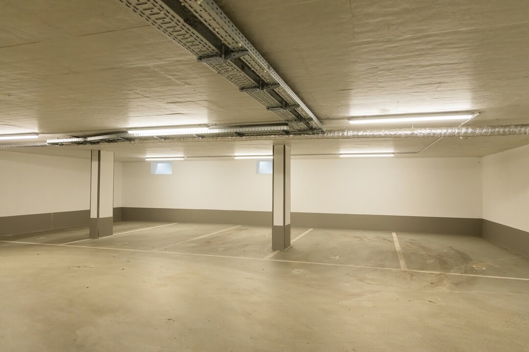 Izolacja stropu nad piwnicą/garażem: Wybór wełny i montaż